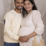 Maternity photoshoot with balloons creative photography